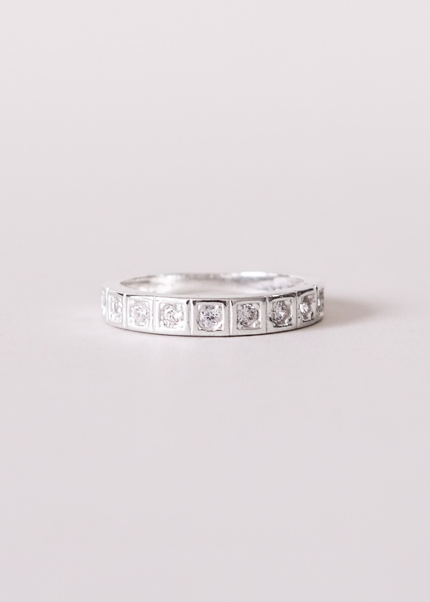 Anillo zirconias sin fin encuadradas enchapado en plata