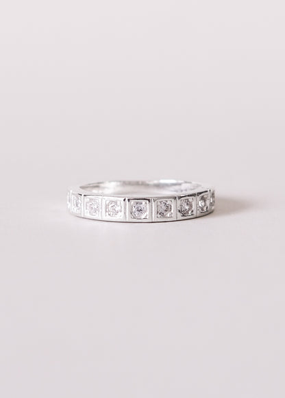 Anillo zirconias sin fin encuadradas enchapado en plata