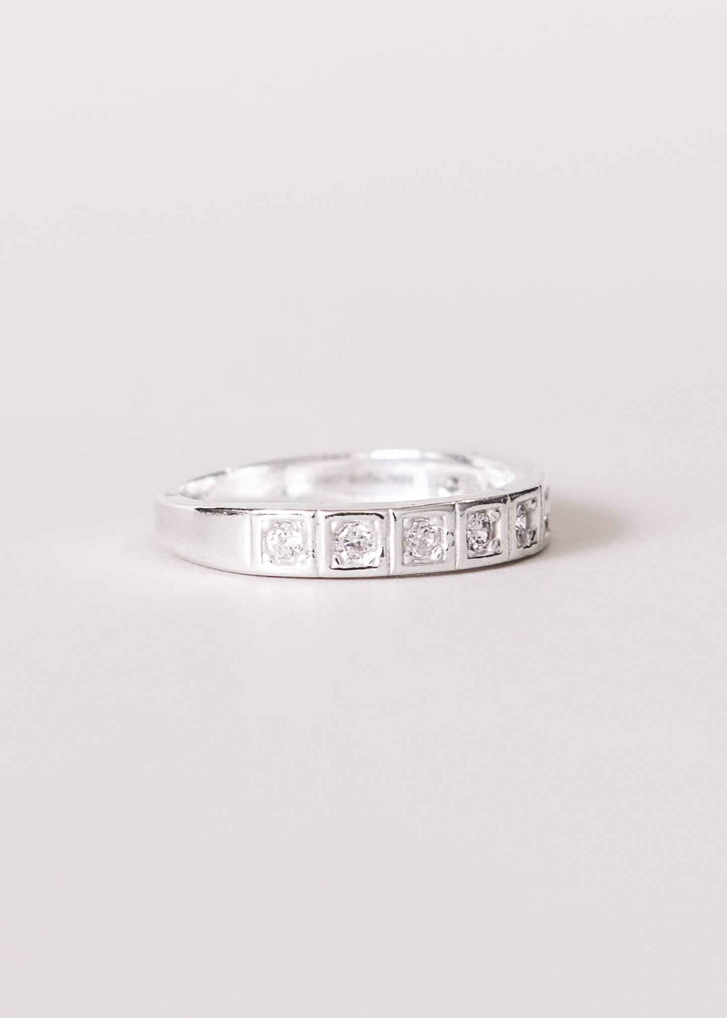 Anillo zirconias sin fin encuadradas enchapado en plata