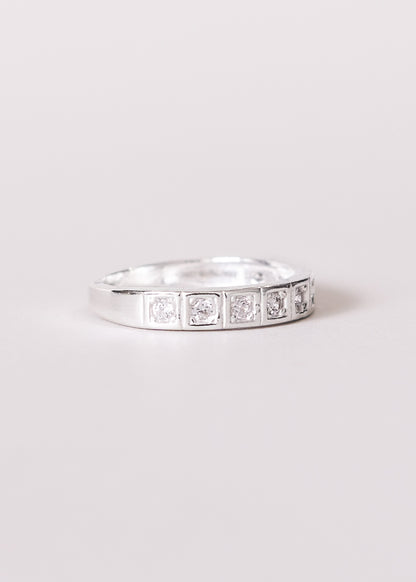 Anillo zirconias sin fin encuadradas enchapado en plata