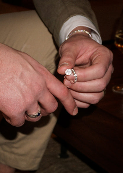 Anillo zirconias sin fin encuadradas enchapado en plata