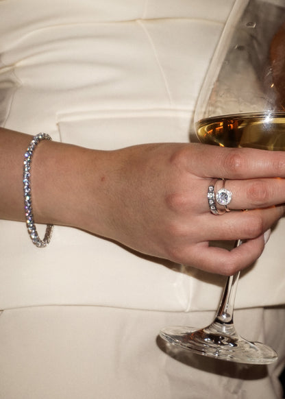 Anillo zirconias sin fin encuadradas enchapado en plata