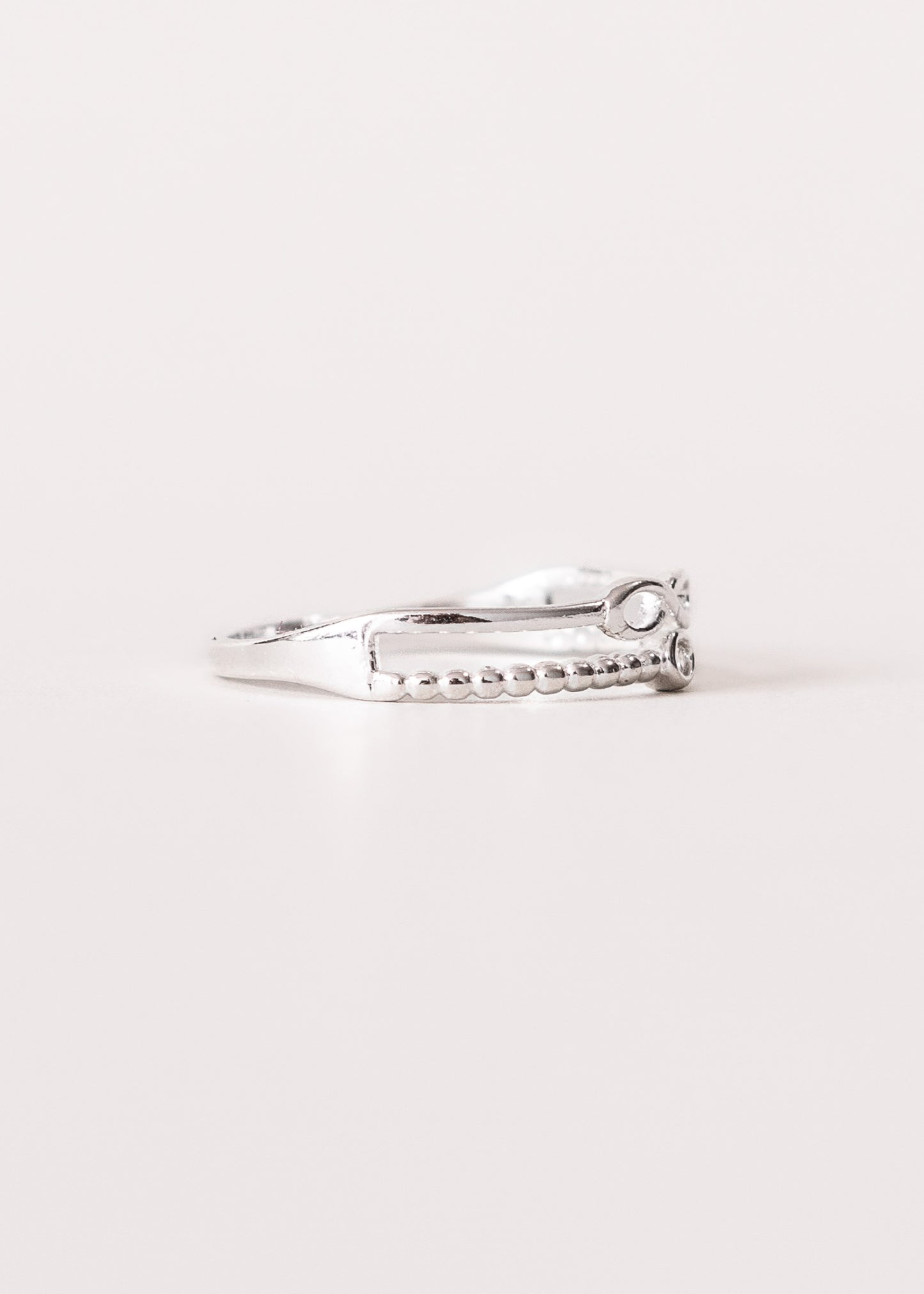 Anillo infinito y punto luz enchapado en plata