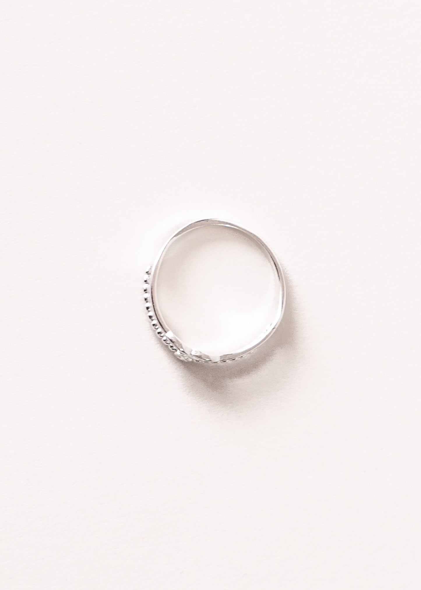 Anillo infinito y punto luz enchapado en plata