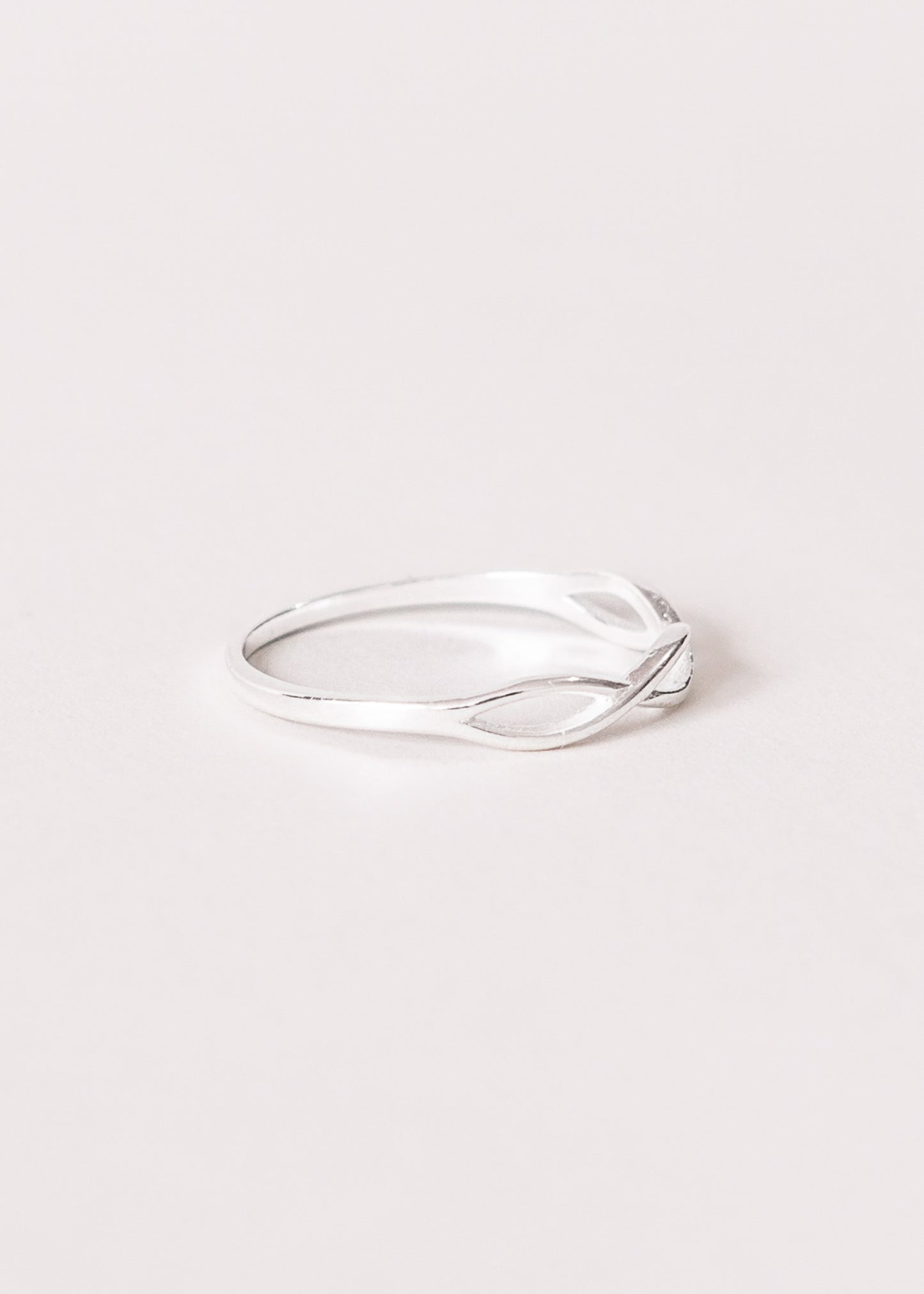 Anillo infinito liso enchapado en plata