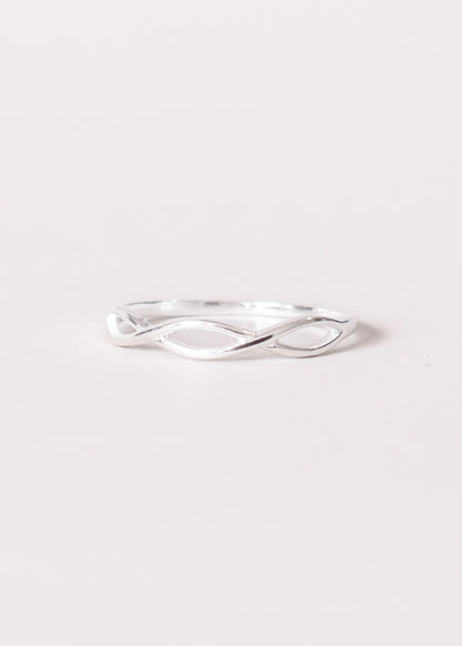 Anillo infinito liso enchapado en plata