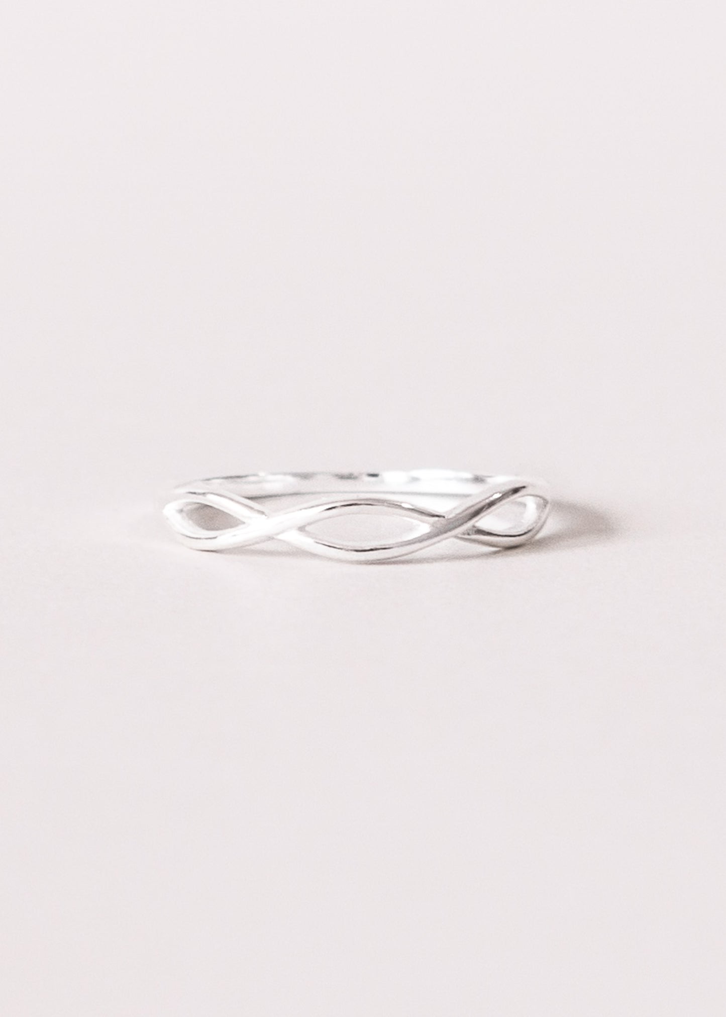 Anillo infinito liso enchapado en plata
