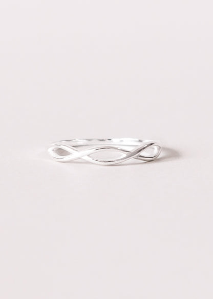 Anillo infinito liso enchapado en plata