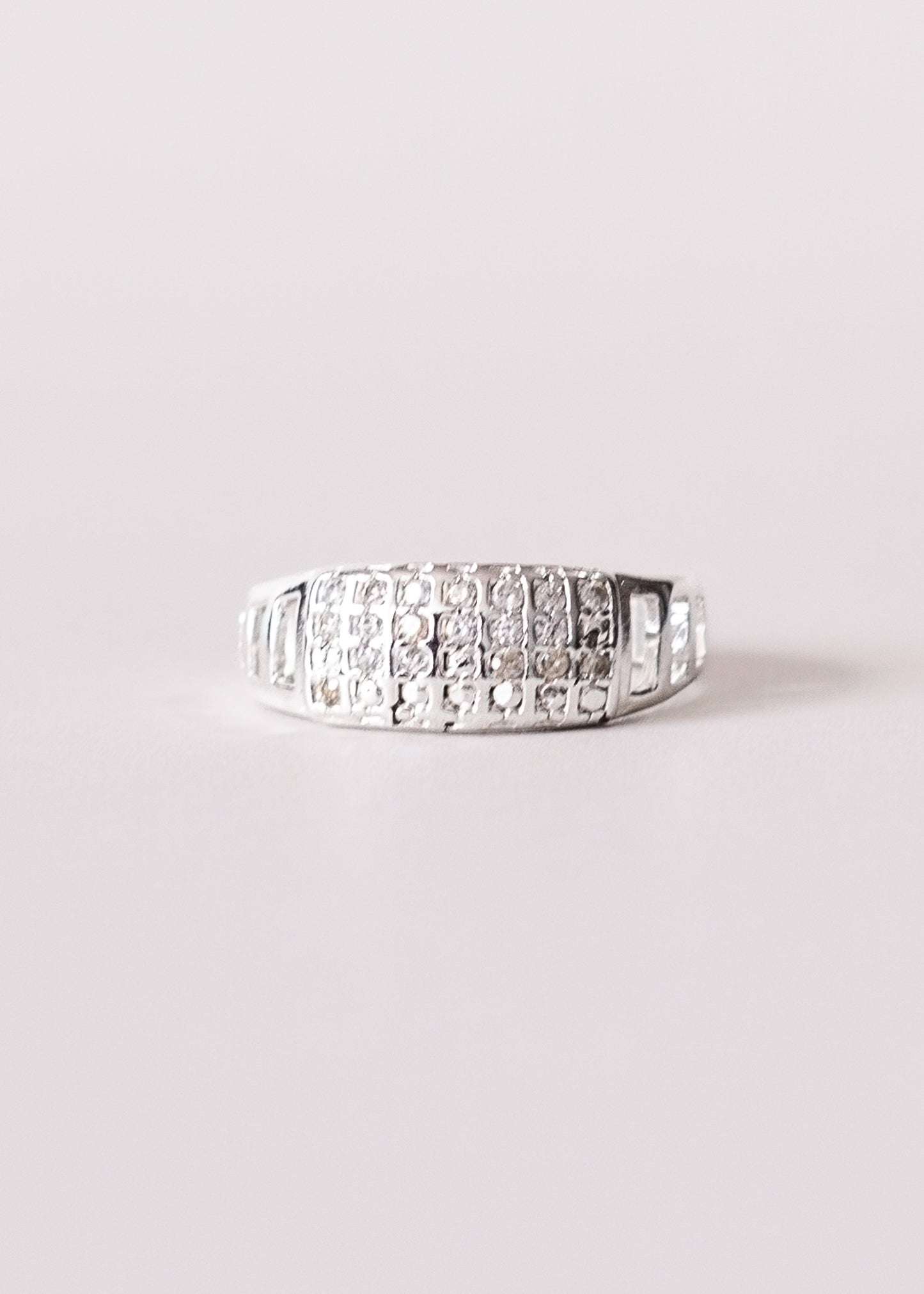 Anillo frente de zirconias enchapado en plata