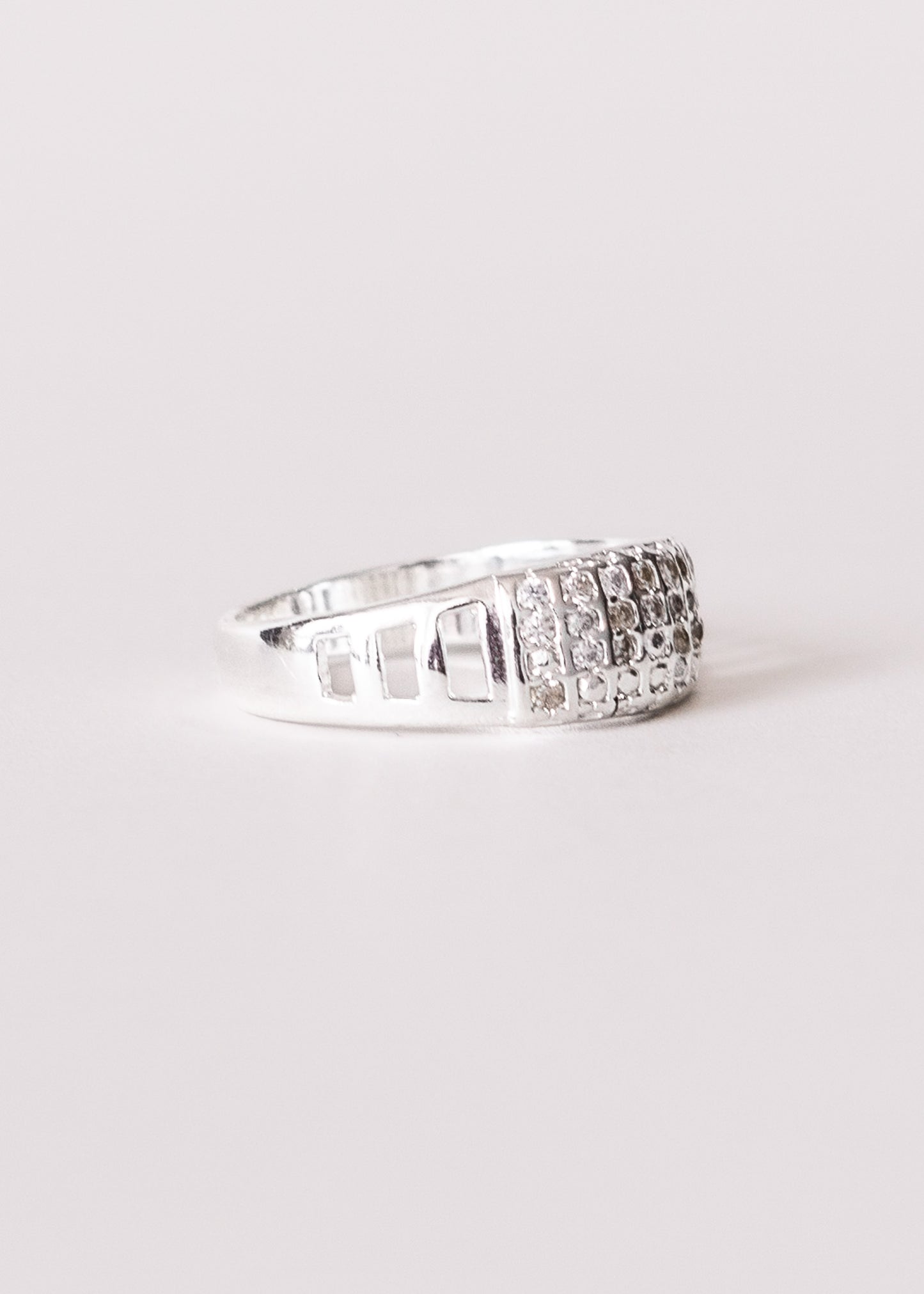 Anillo frente de zirconias enchapado en plata