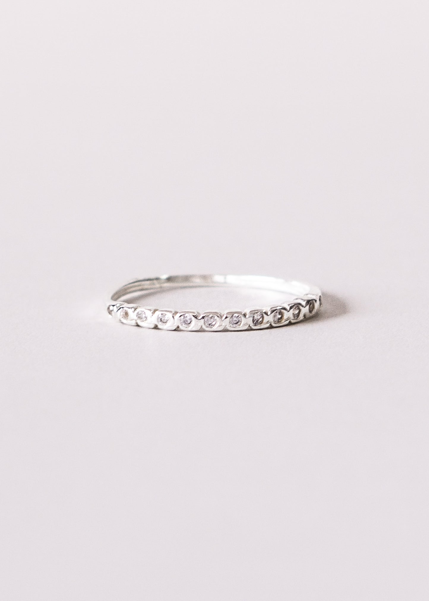 Anillo zirconias sin fin enchapado en plata + empaque lujo