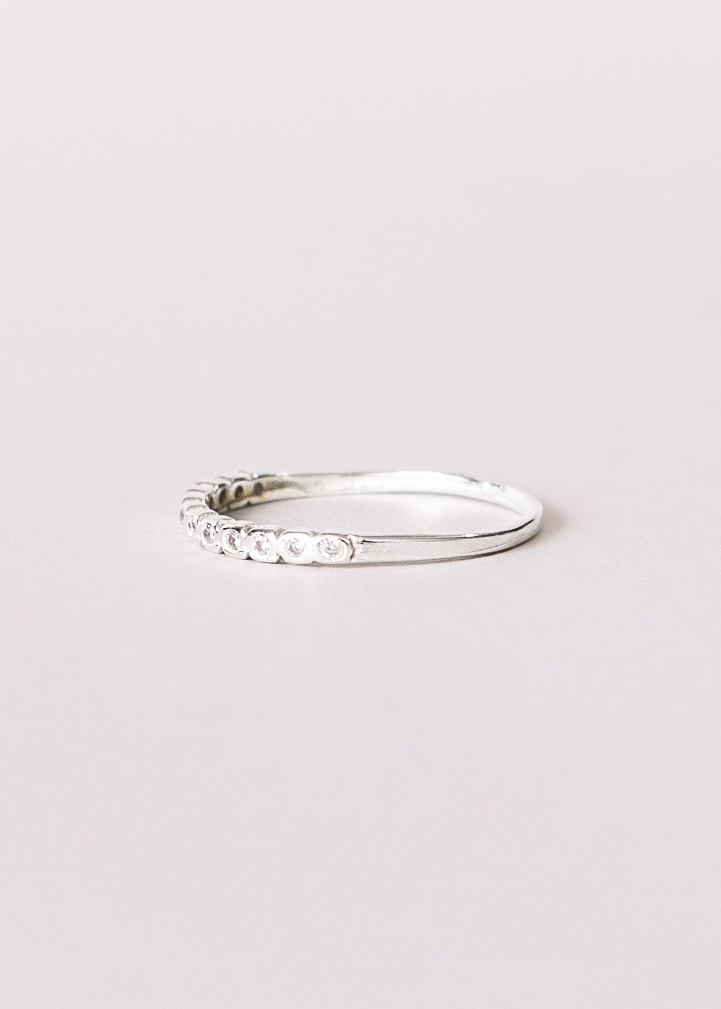 Anillo zirconias sin fin enchapado en plata + empaque lujo