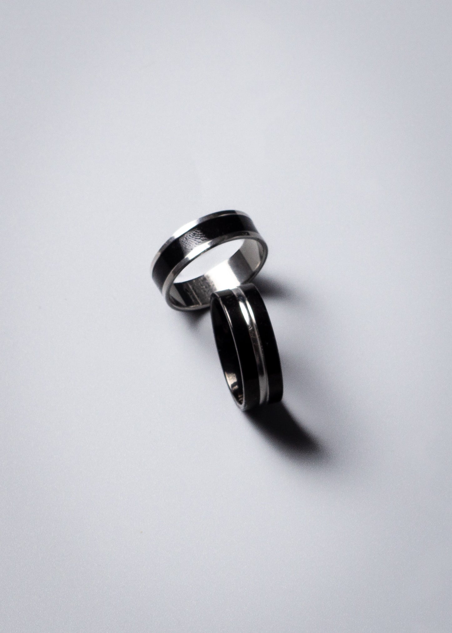 Anillo black línea plateada acero quirúrgico