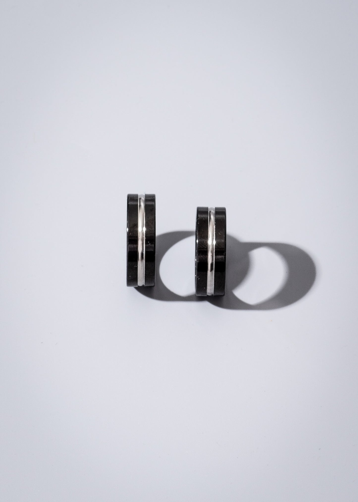 Anillo black línea plateada acero quirúrgico