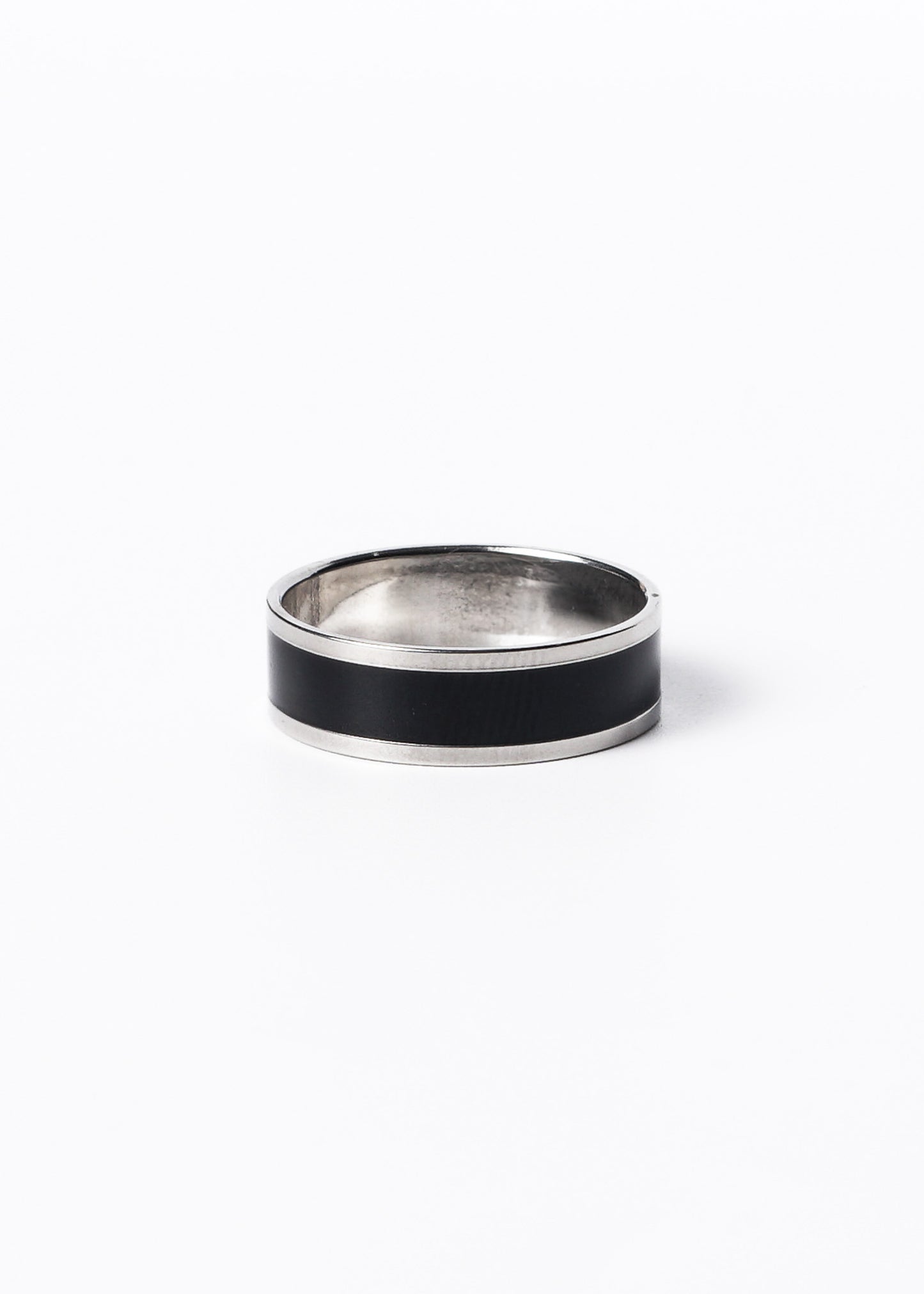 Anillo franja negra y borde plateado acero quirúrgico