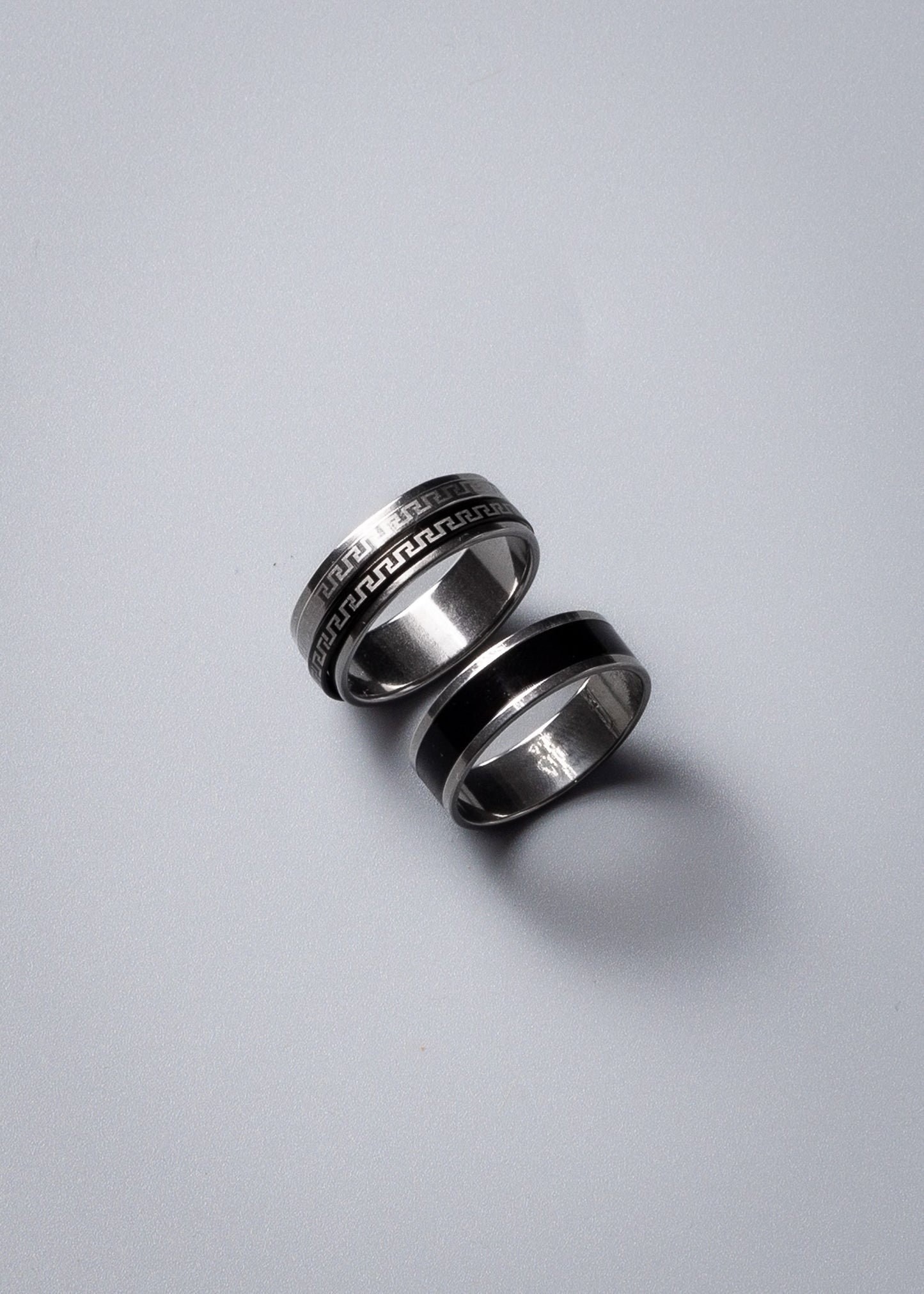 Anillo franja negra y borde plateado acero quirúrgico