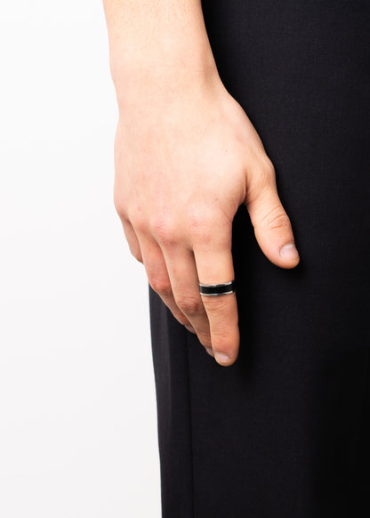 Anillo franja negra y borde plateado acero quirúrgico