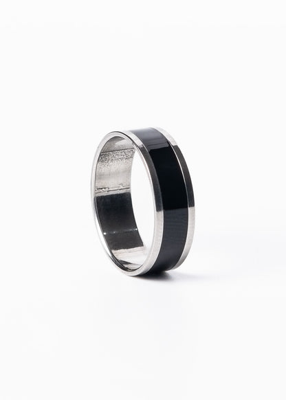 Anillo franja negra y borde plateado acero quirúrgico