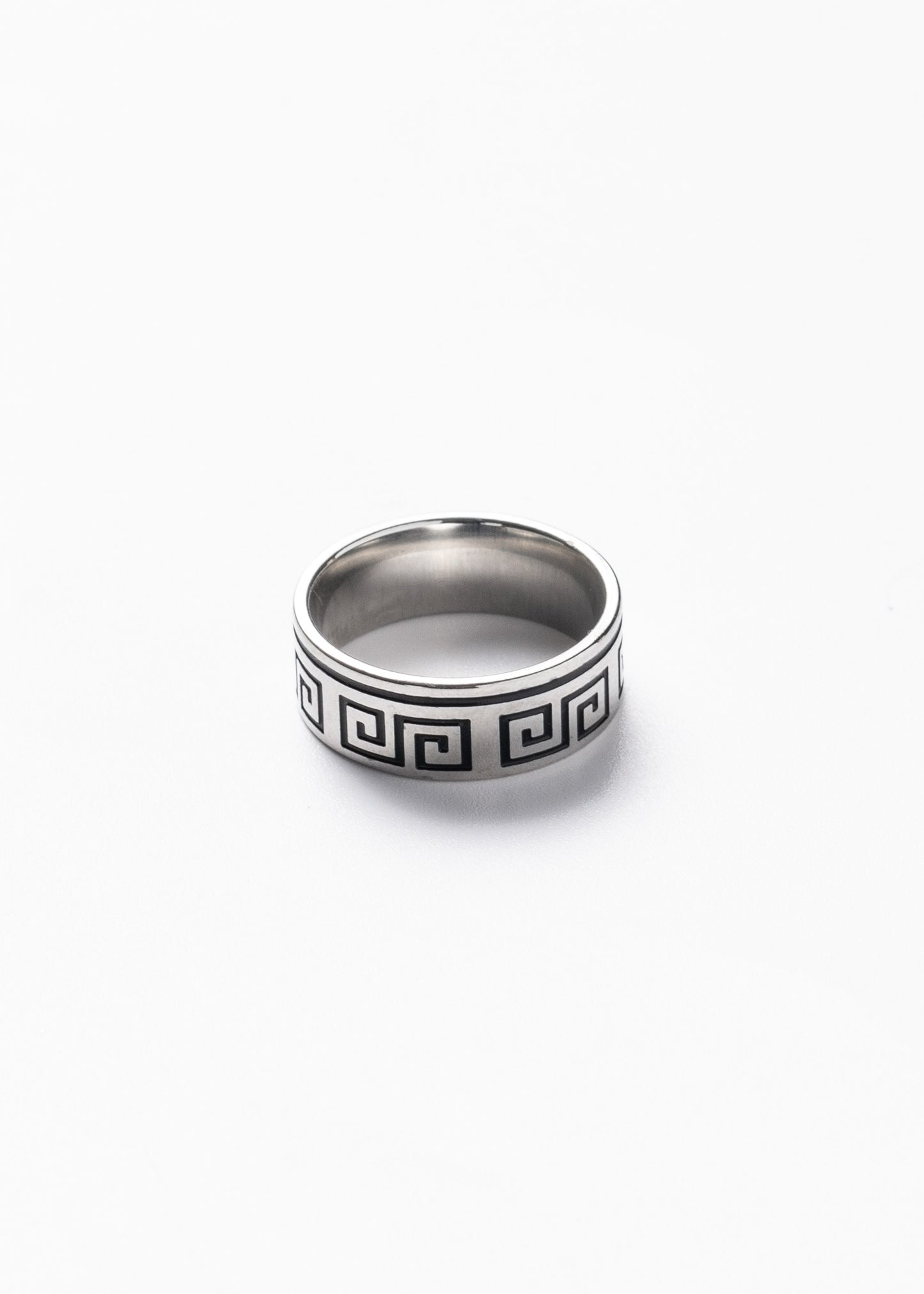Anillo labrado guarda griega acero quirúrgico