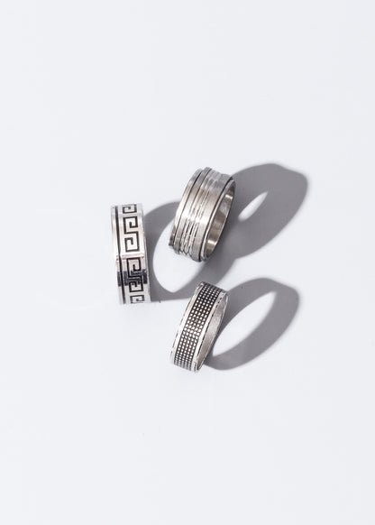 Anillo labrado guarda griega acero quirúrgico