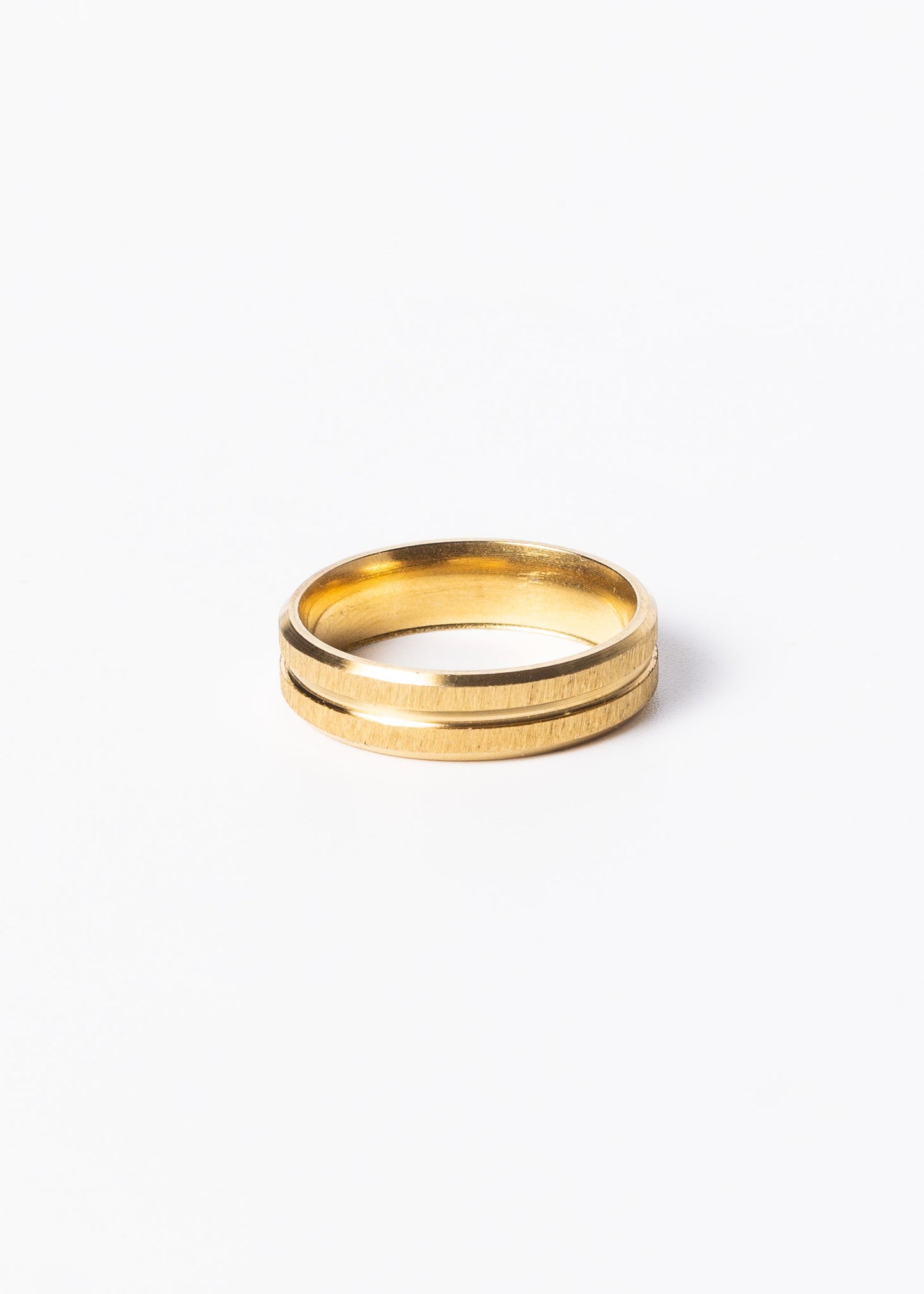Anillo semi-fino esmerilado acero quirúrgico dorado