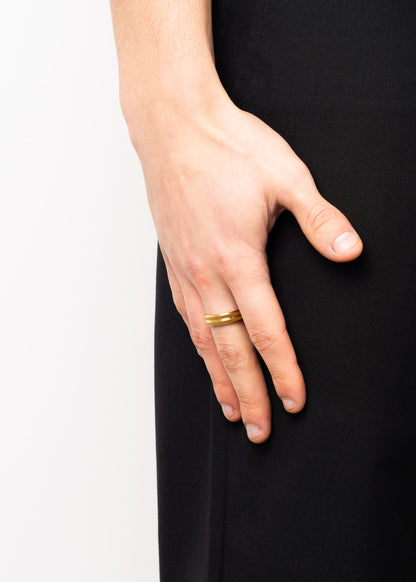 Anillo semi-fino esmerilado acero quirúrgico dorado