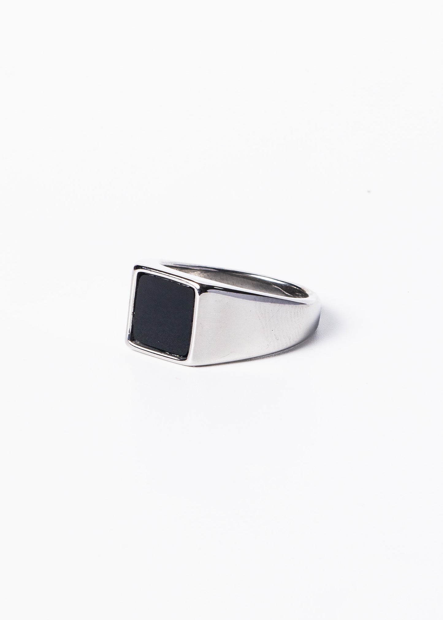 Anillo de mesa con piedra negra acero quirúrgico