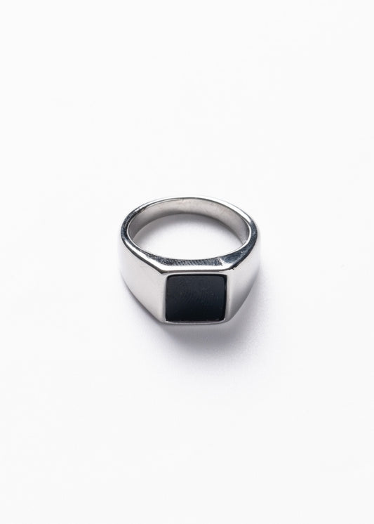Anillo de mesa con piedra negra acero quirúrgico