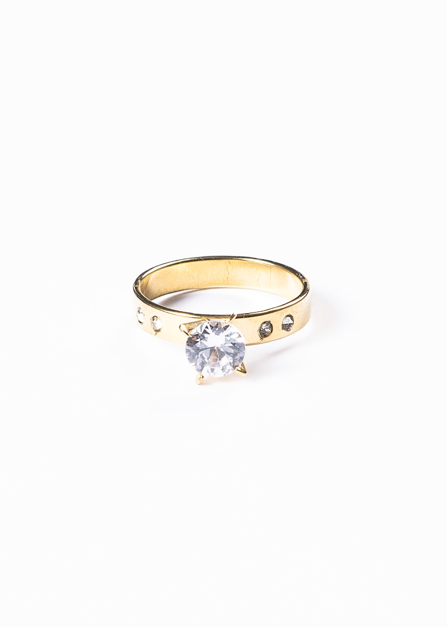 Anillo piedra al centro y laterales acero quirúrgico dorado