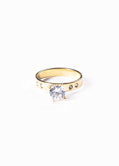 Anillo piedra al centro y laterales acero quirúrgico dorado