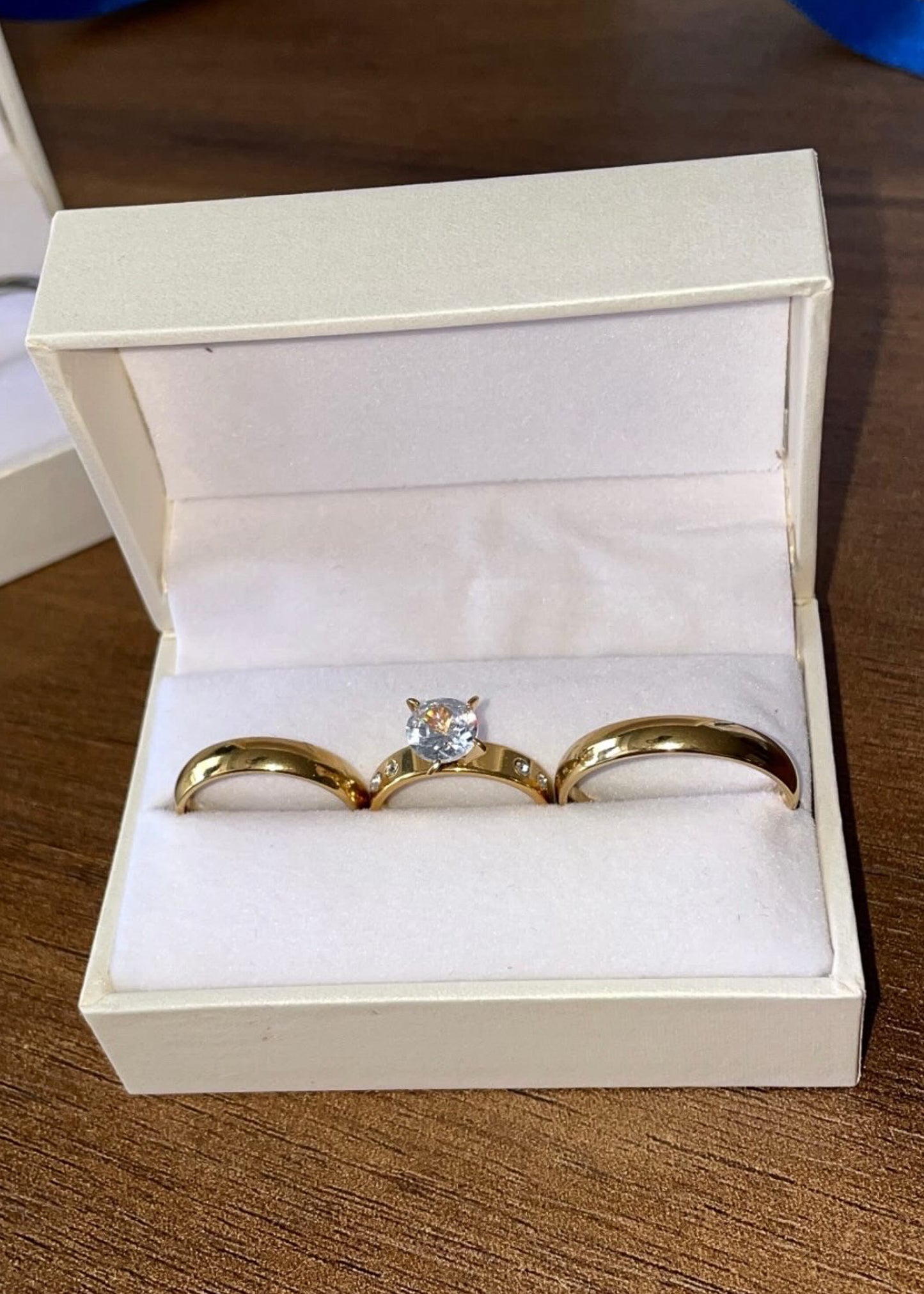 Anillo cintillo piedra al centro y laterales acero quirúrgico dorado