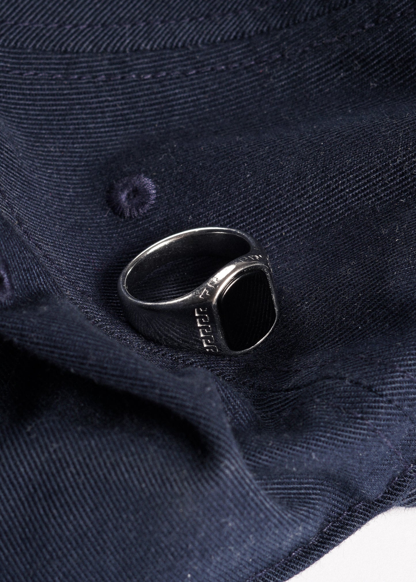 Anillo de mesa G griega con piedra negra acero quirúrgico