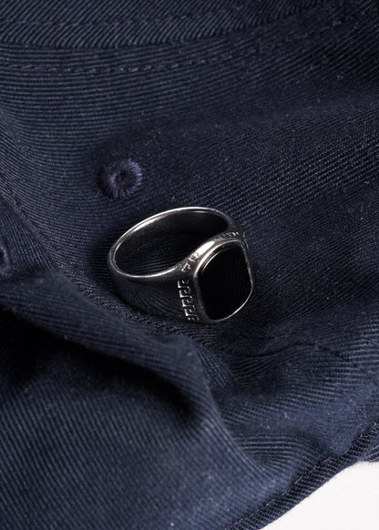 Anillo de mesa G griega con piedra negra acero quirúrgico