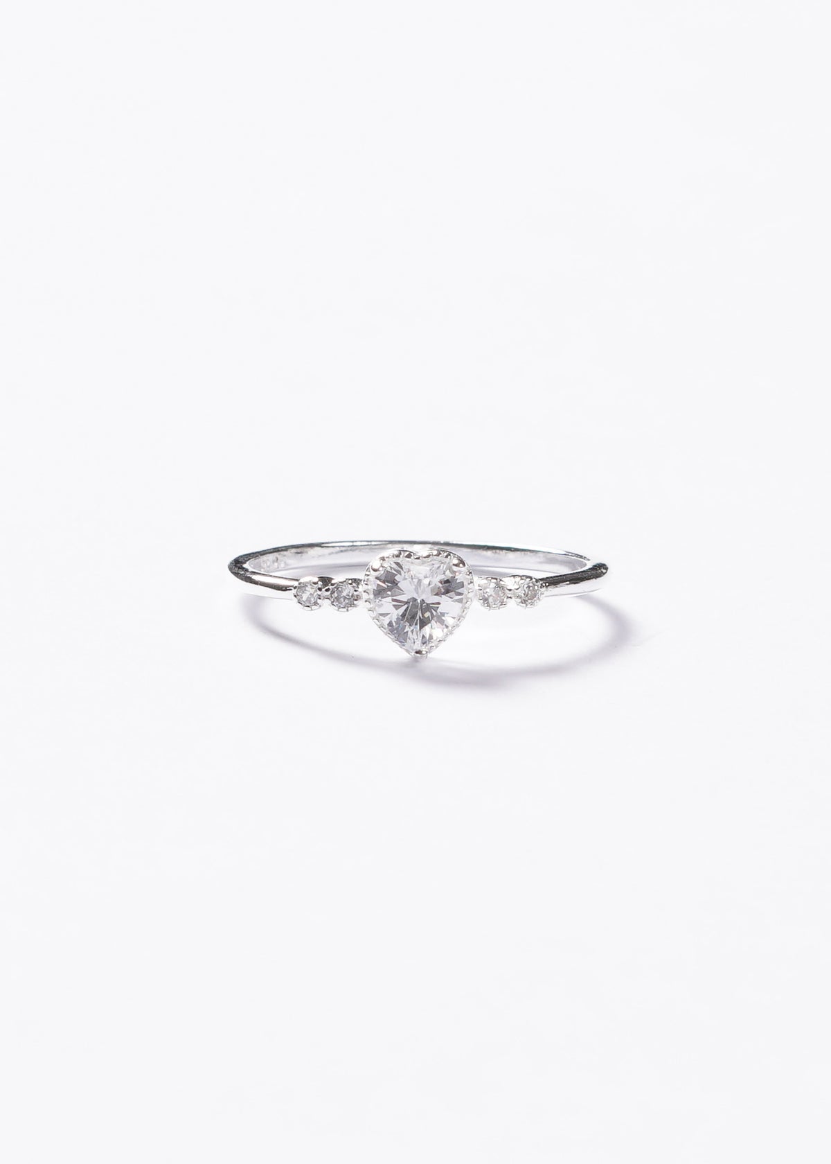 Anillo corazón y zirconias laterales plata 925