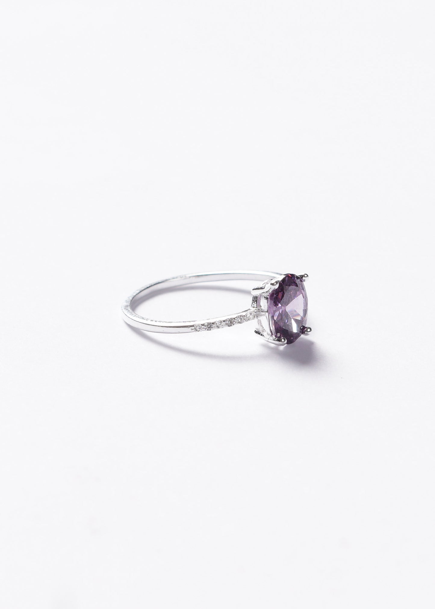 Anillo zirconia oval violeta y laterales blancas plata 925