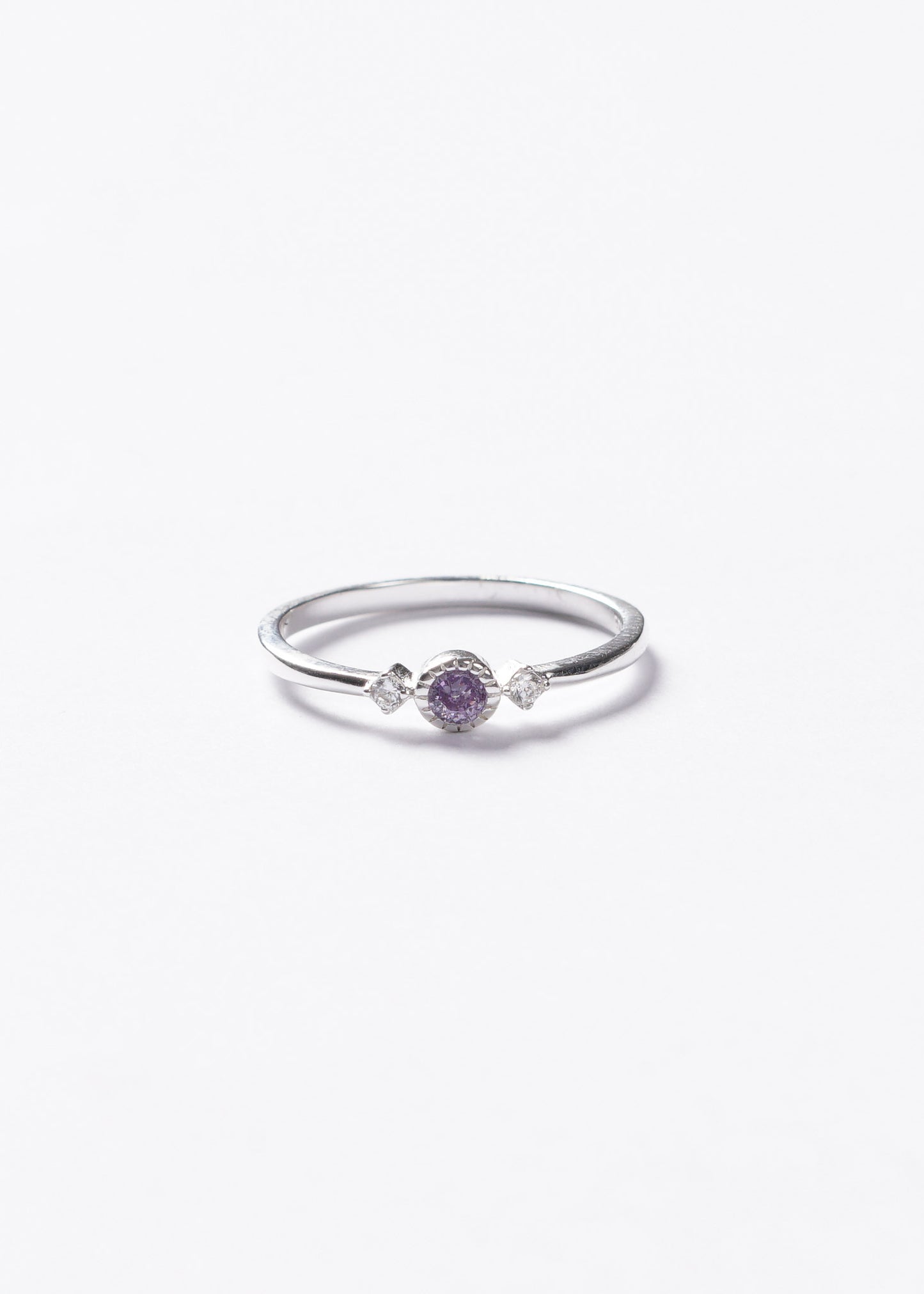 Anillo punto luz violeta y laterales plata 925