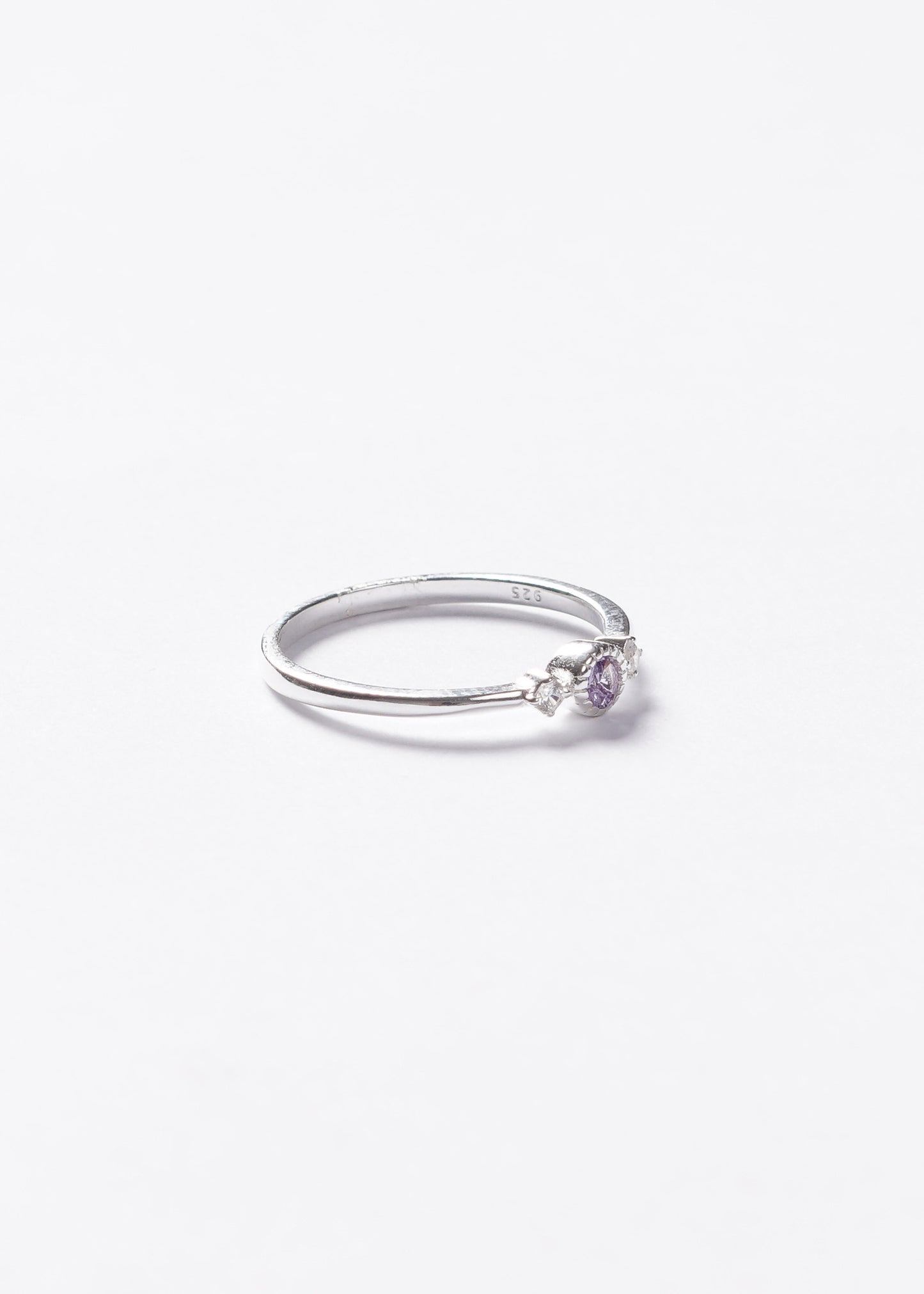 Anillo punto luz violeta y laterales plata 925