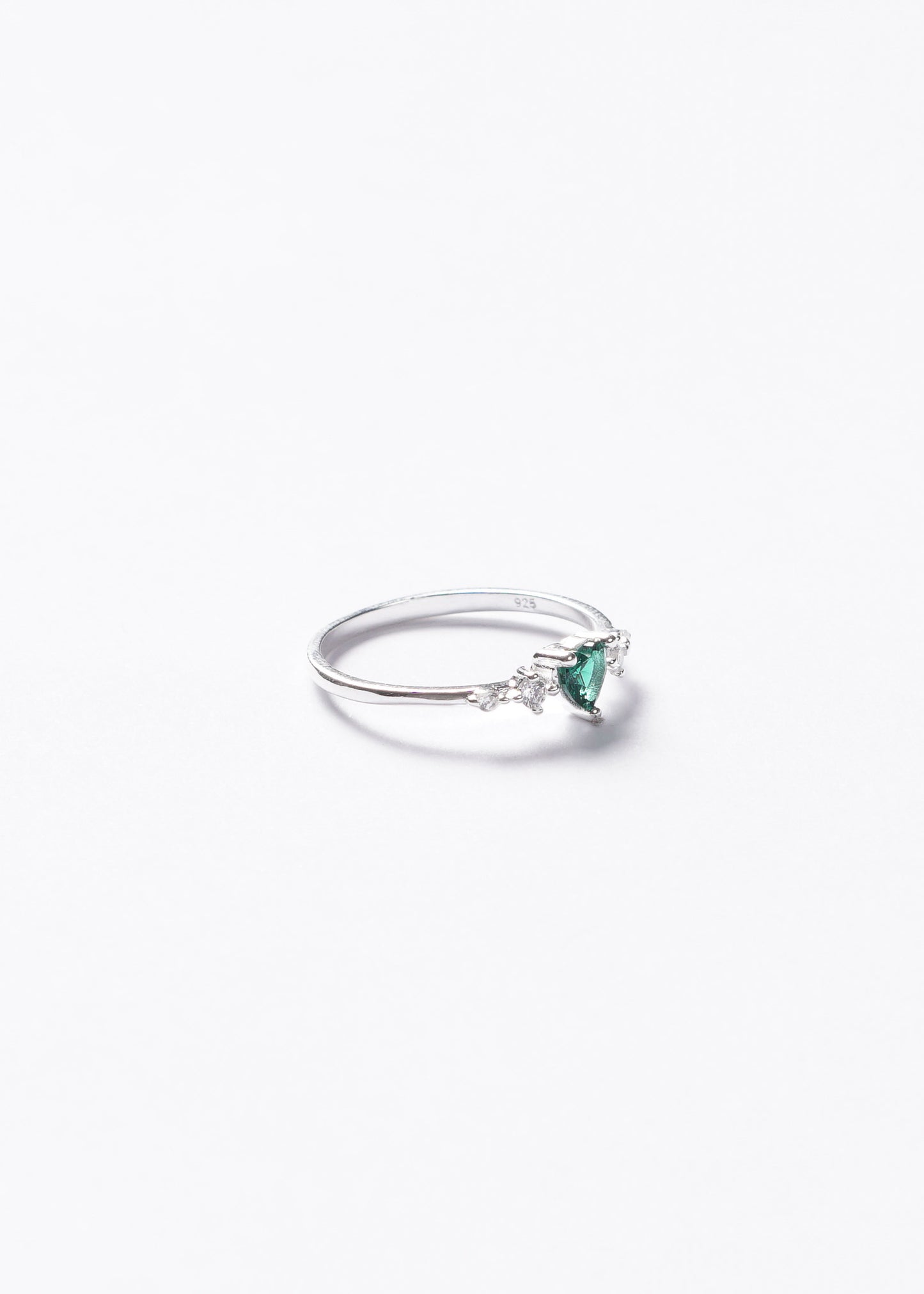 Anillo corazón zirconia verde con laterales plata 925