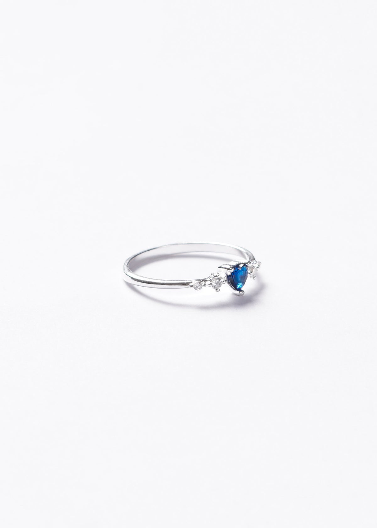 Anillo corazón zirconia azul con laterales plata 925