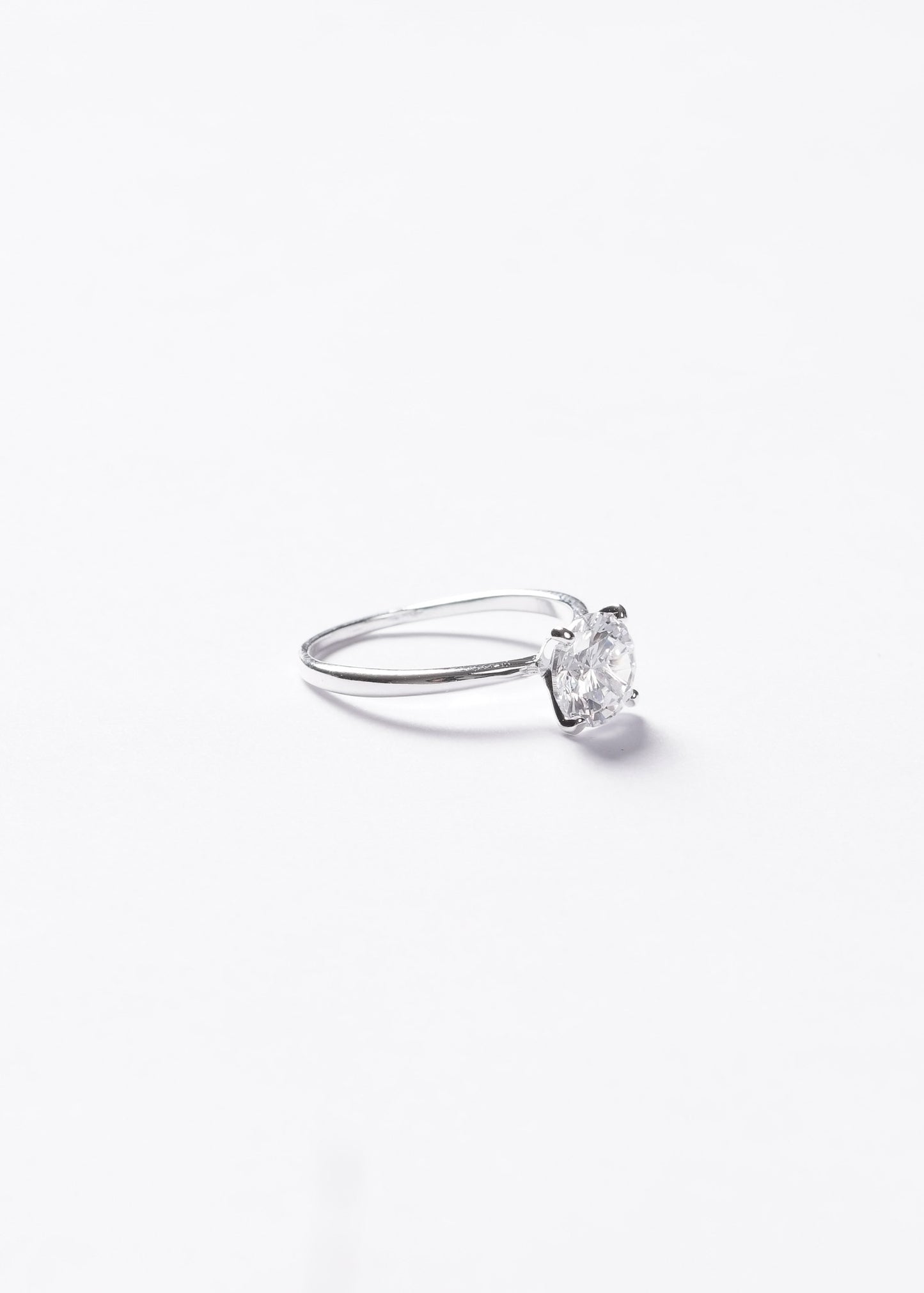 Anillo solitario liso 4 puntas zirconia redonda 8mm plata 925