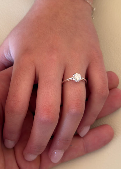 Anillo solitario 4 puntas envuelto en pétalos plata 925