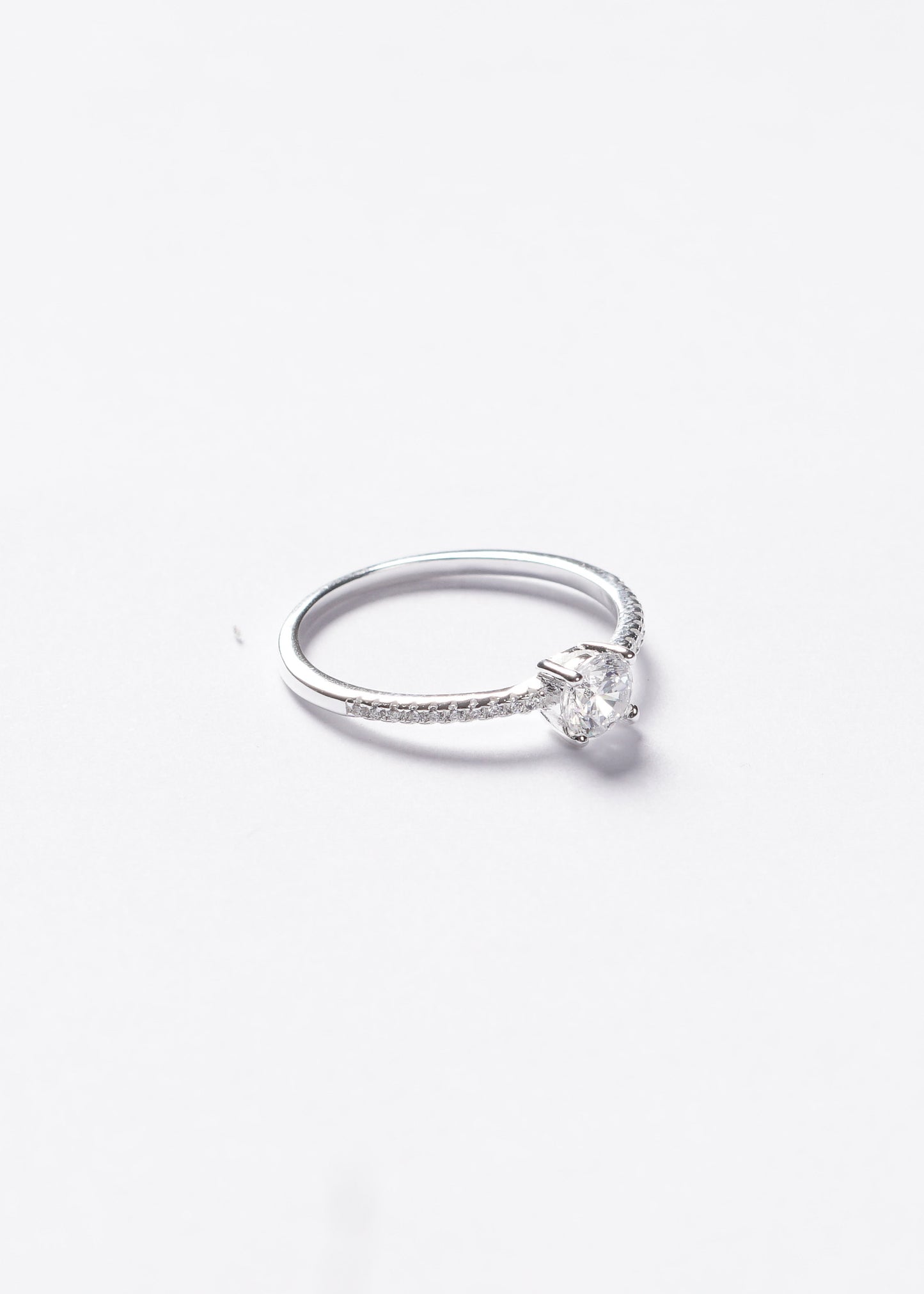 Anillo solitario clásico con zirconias laterales plata 925
