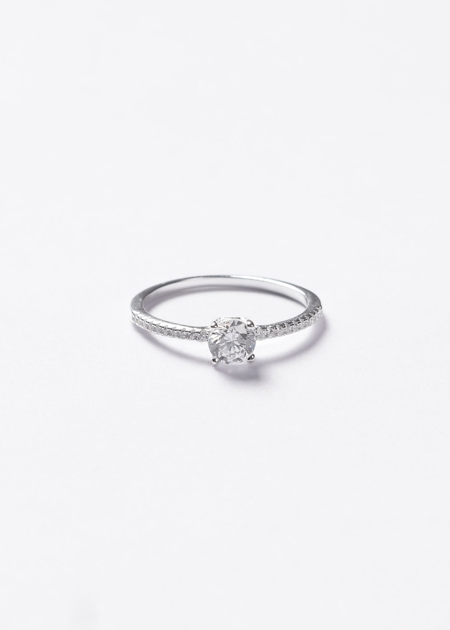 Anillo solitario clásico con zirconias laterales plata 925