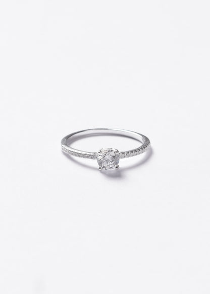 Anillo solitario clásico con zirconias laterales plata 925