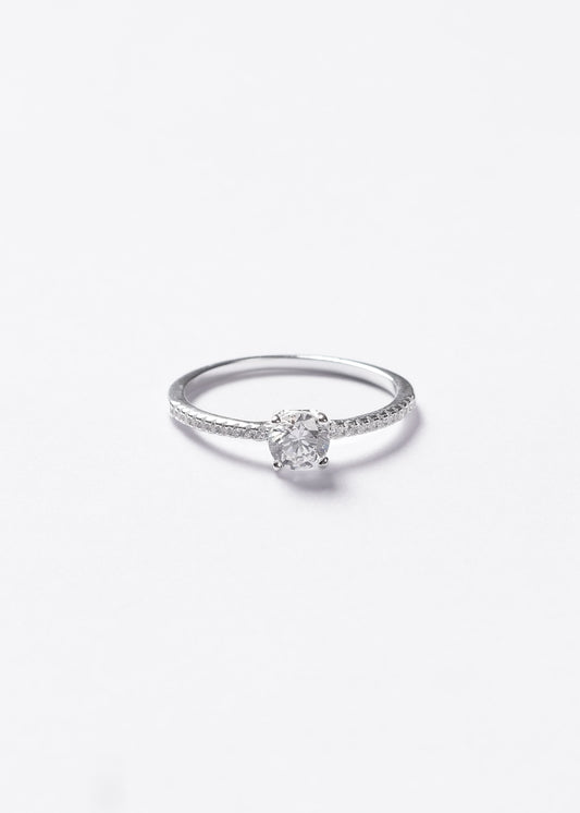 Anillo solitario clásico con zirconias laterales plata 925