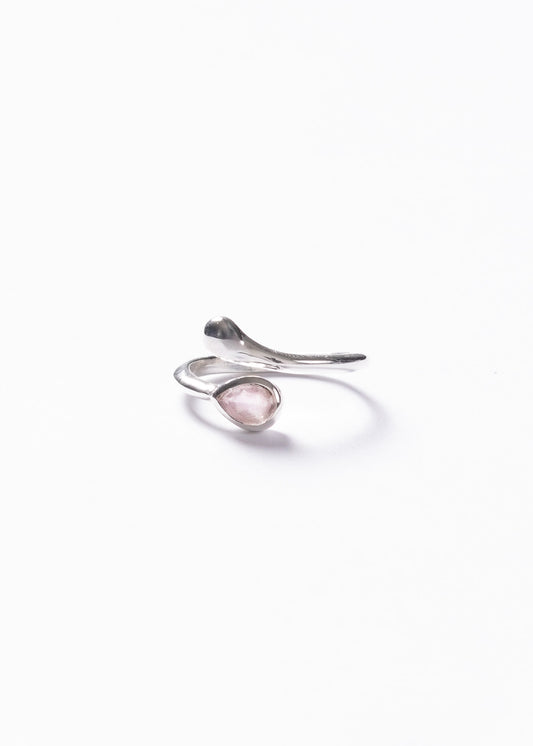 Anillo entrelazado con gota de cuarzo rosa plata 925