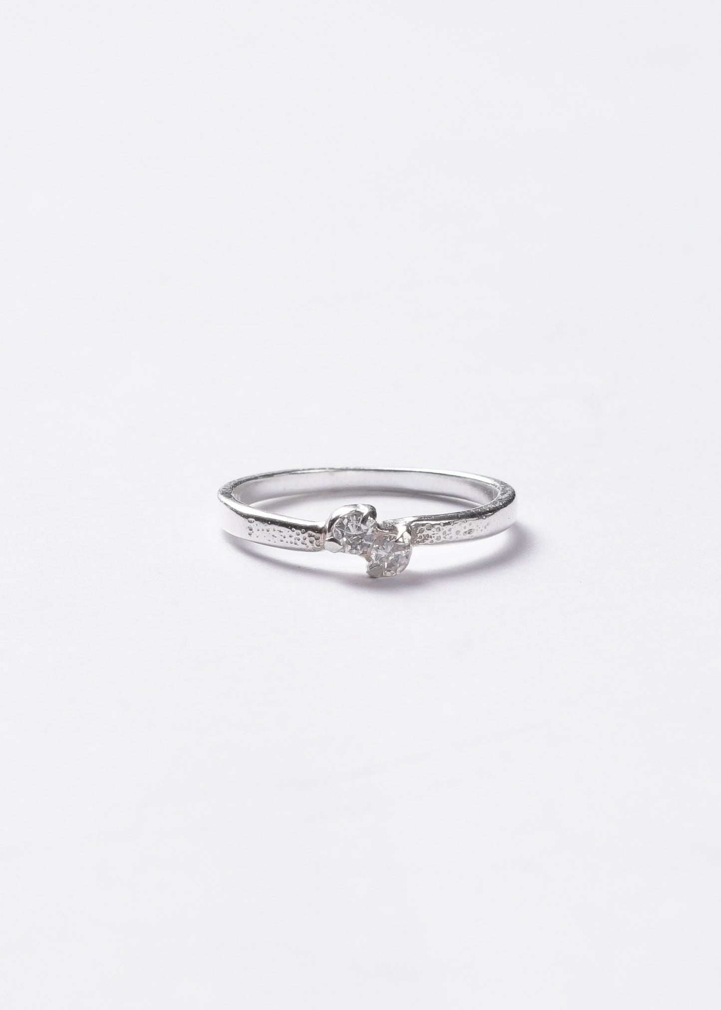Anillo doble zirconia con micro labrado plata 925