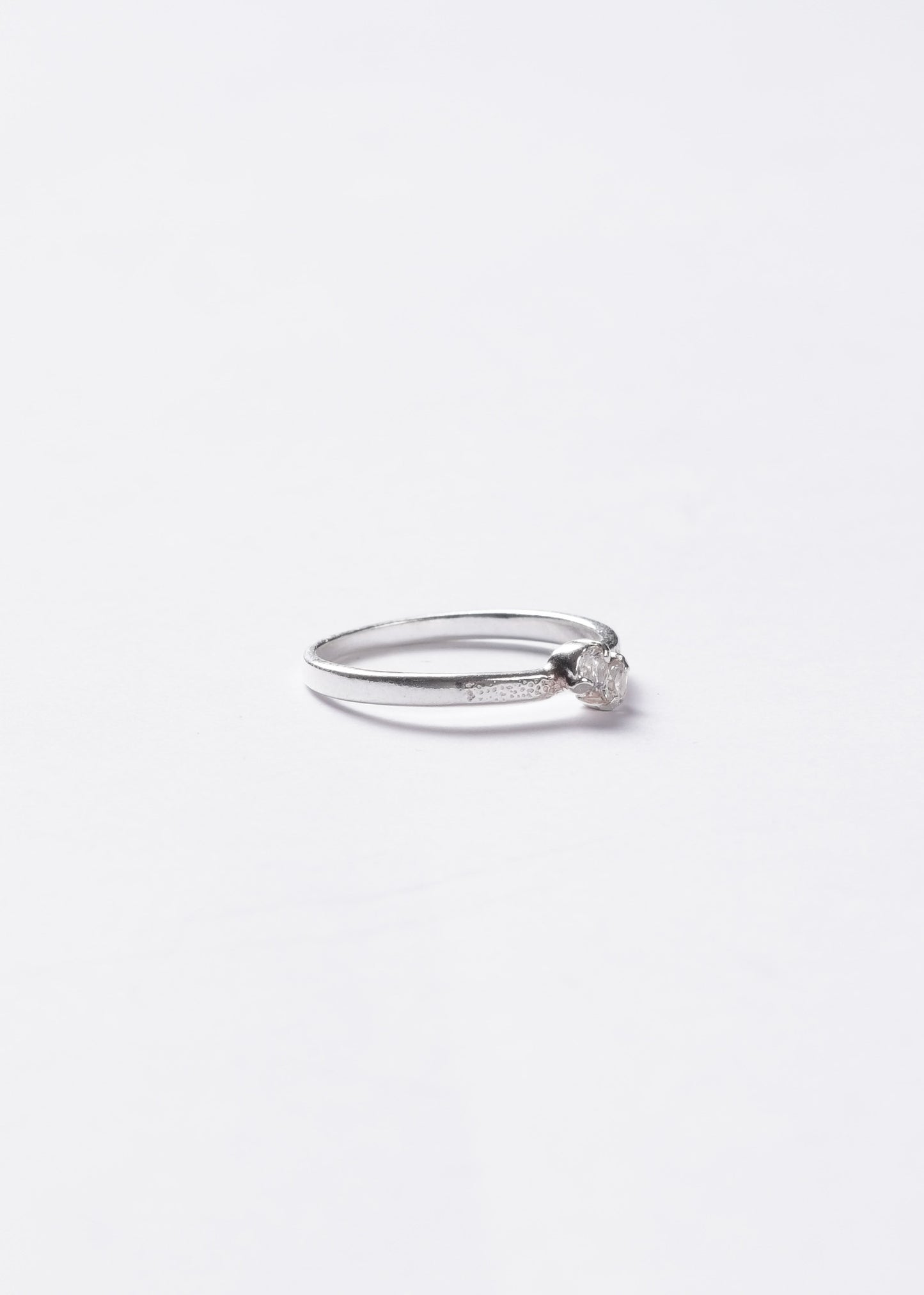 Anillo doble zirconia con micro labrado plata 925