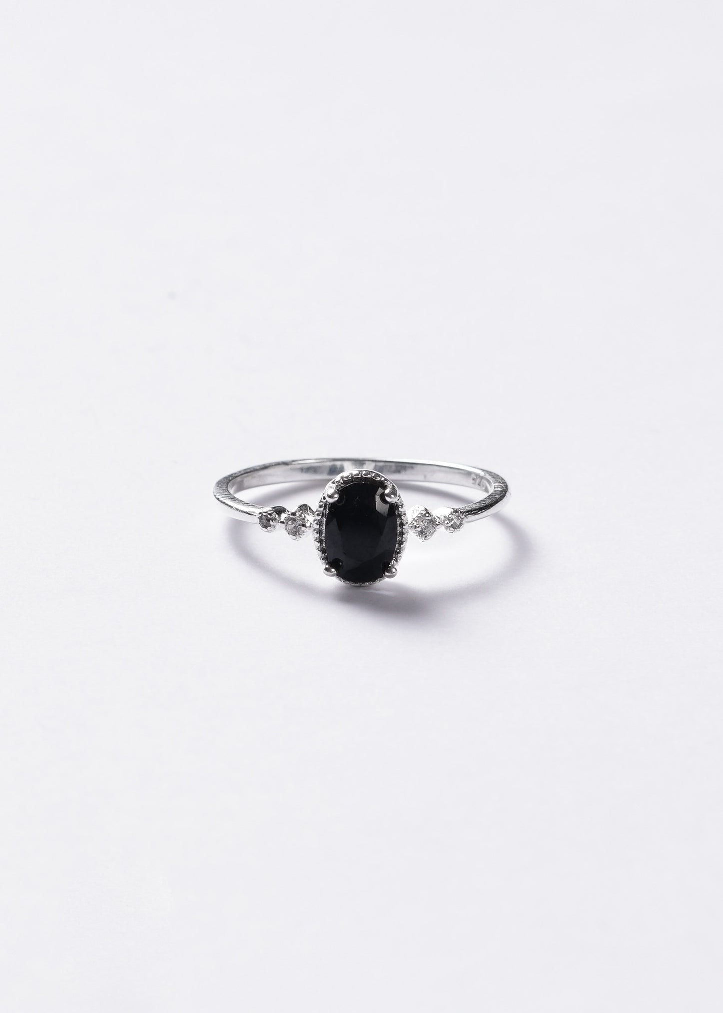 Anillo zirconia negra oval con laterales plata 925