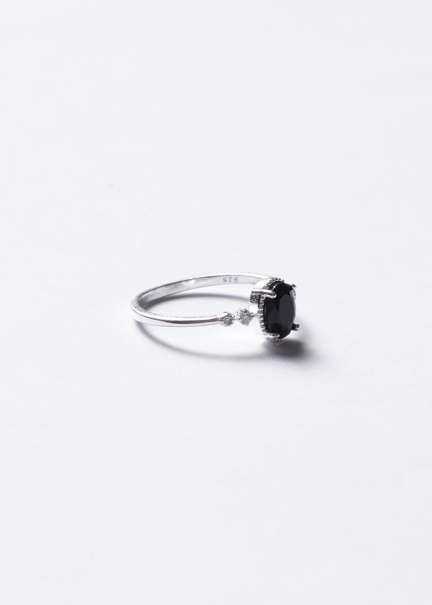 Anillo zirconia negra oval con laterales plata 925